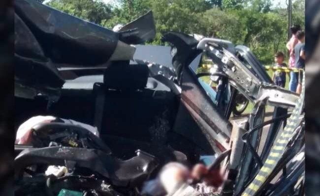 Colisão frontal entre veículo e carreta mata duas pessoas na BR-163