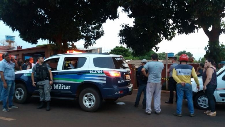 Homem é assassinado na frente da mãe na Guaicurus