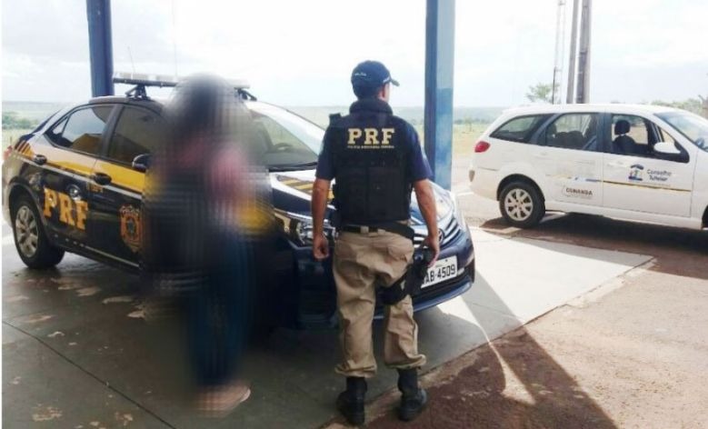 Polícia flagra jovem de 15 anos fugindo para morar com o namorado