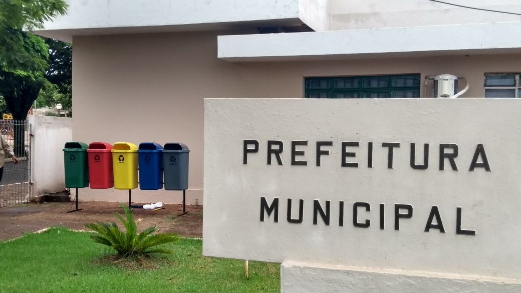 Prefeitura realiza instalação das lixeiras de coleta seletiva nos órgãos públicos iniciando conscientização em Deodápolis