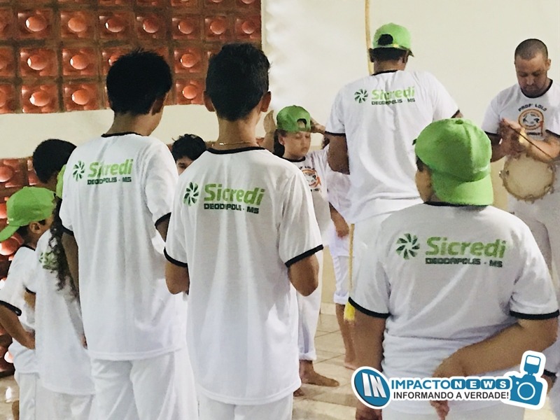 Sicredi Centro-Sul MS faz doação ao Projeto de Capoeira em Deodápolis 