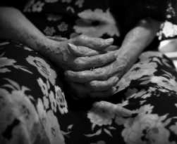 “Isso é pra você aprender”: jovem é presa após agredir mãe de 72 anos com rodo