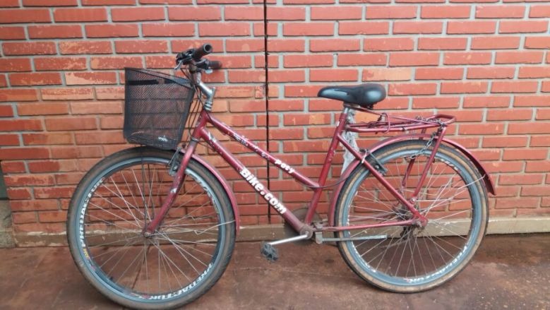 Homem é preso ao ser flagrado arrastando bike com cadeado
