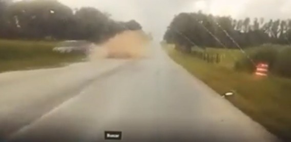 Internauta gravou vídeo mostrando veiculo ‘Aquaplanando’ na MS 145, entre Deodápolis e Ipezal