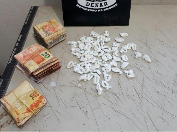 Casal suspeito de tráfico joga R$ 5 mil na casa do vizinho durante ‘batida’