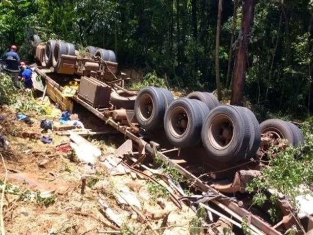Quatro pessoas da mesma família que residia em MS morreram após em acidente com caminhão no Paraná