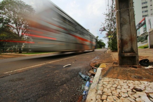 Bêbado provoca acidente, bate em poste e deixa três feridos