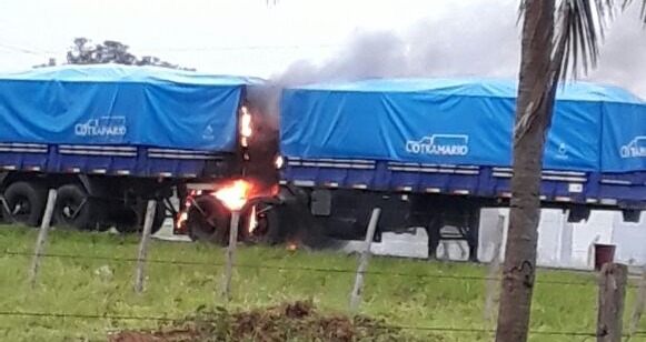 Carreta teve principio de incêndio na BR 376, entre Deodápolis e Ivinhema após estourar pneu