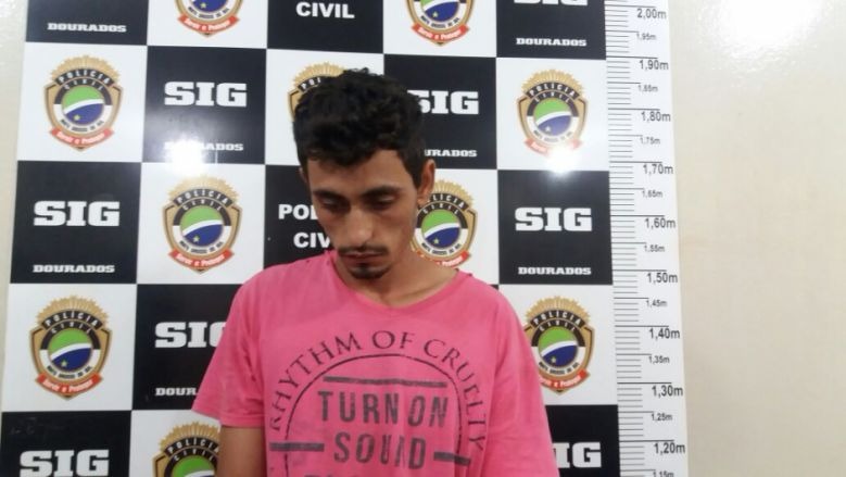 Homem é preso por posse de armas, droga e relógios roubados