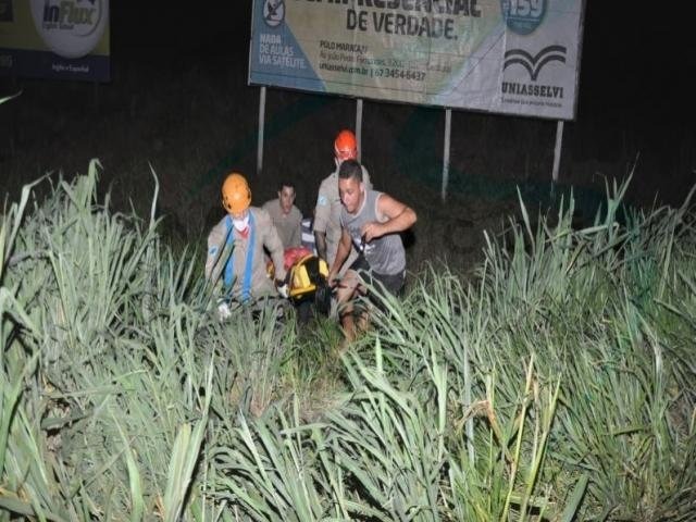 Mulher morre e três pessoas ficam feridas em capotamento