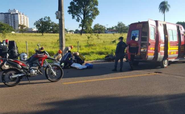 AGORA: Motociclista perde controle ao passar por buraco, acerta poste e morre no local