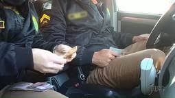 Policiais rodoviários estaduais são flagrados recebendo dinheiro de motoristas no Paraná; VÍDEO