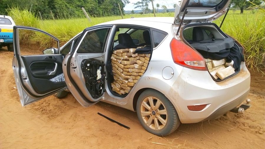 Em cerco na MS-276, traficante foge após abandonar carro com mais de 600 kg de maconha
