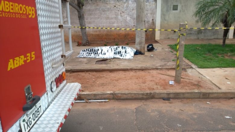 Motociclista morre e jovem fica ferida em grave acidente