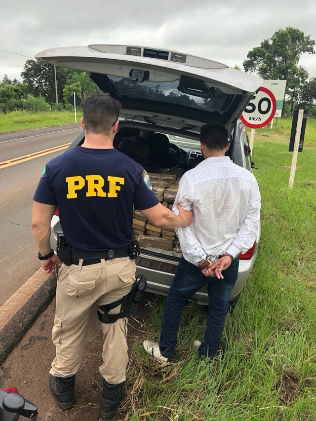 Maconha e cocaína são apreendidas em veículo roubado