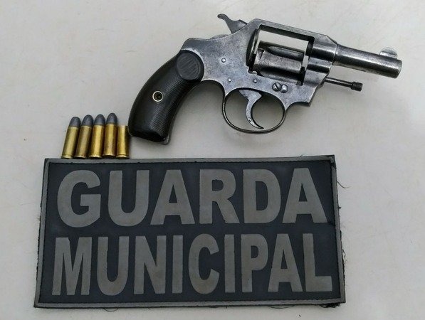 Jovem denunciado por barulheira é preso com arma em Dourados