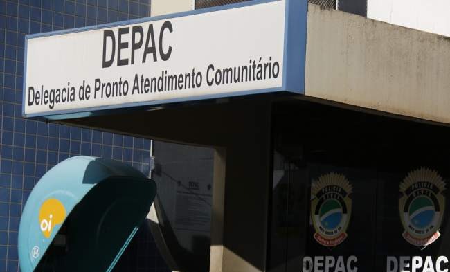 Jovem é esfaqueado na nuca, braço e pede socorro em conveniência
