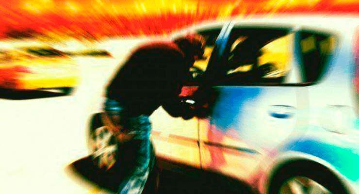 Na saída de bar, jovem se joga no chão para fugir de bandidos que roubam carro