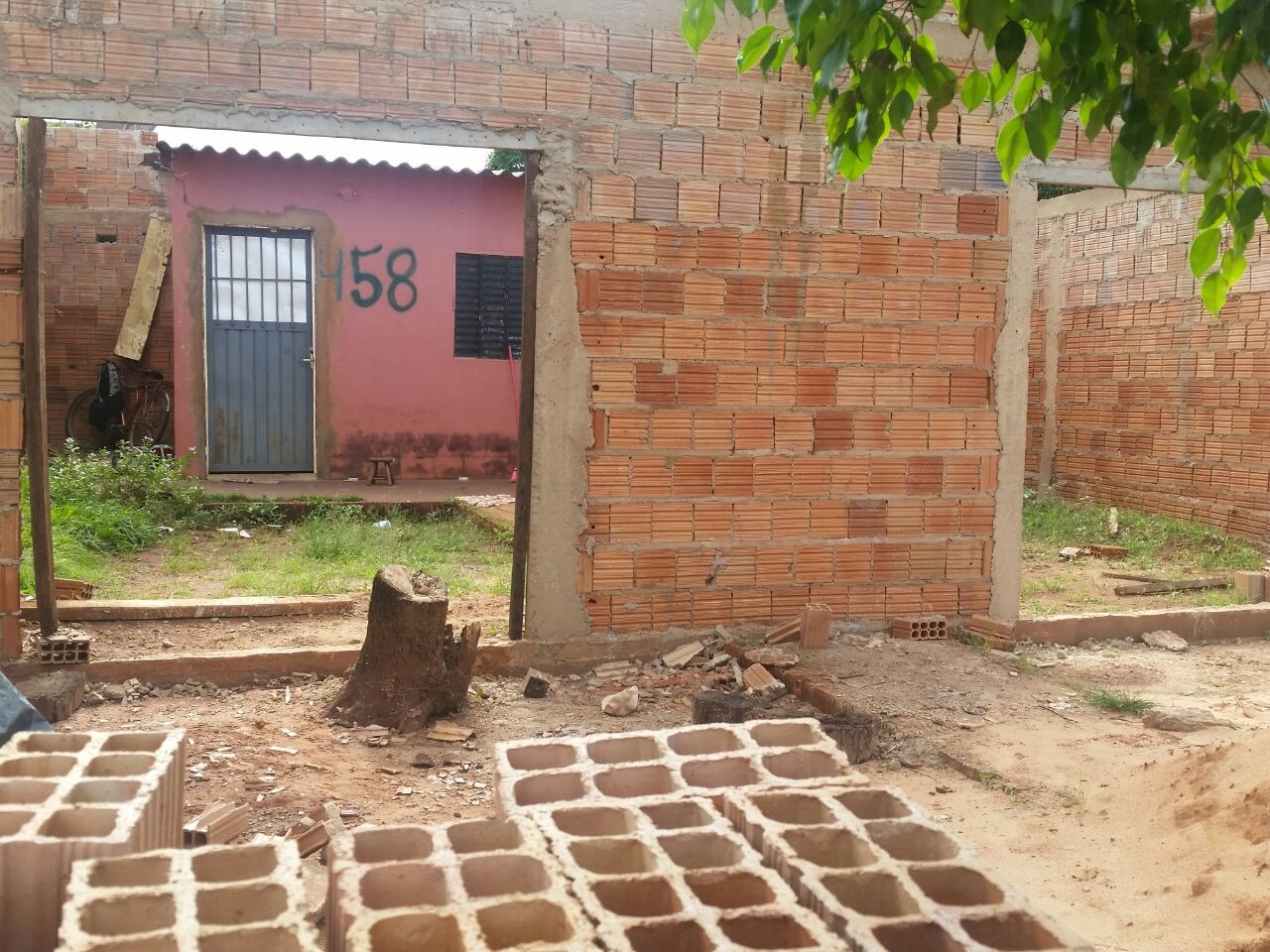Adolescente estrangula e mata padrasto ao tentar defender a mãe de agressão