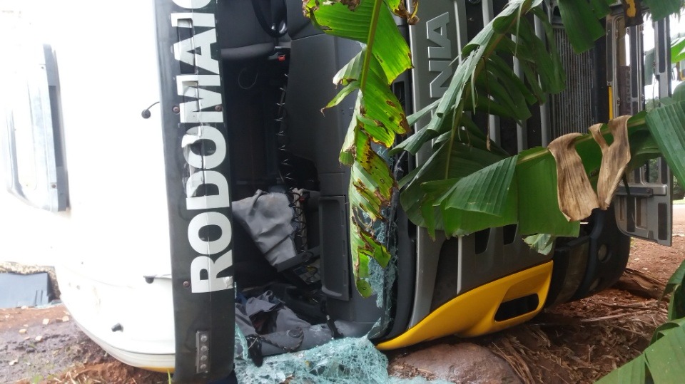 Carreta da Capital tomba em Dourados e motorista morre preso em ferragens
