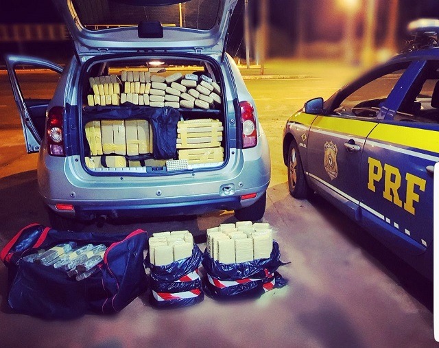 Casal é preso na frente de criança com maconha, haxixe e munições