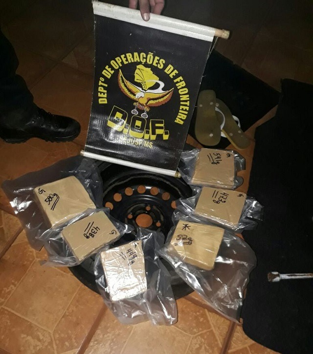 Homem de 21 anos é preso com 3,10kg de droga em pneu