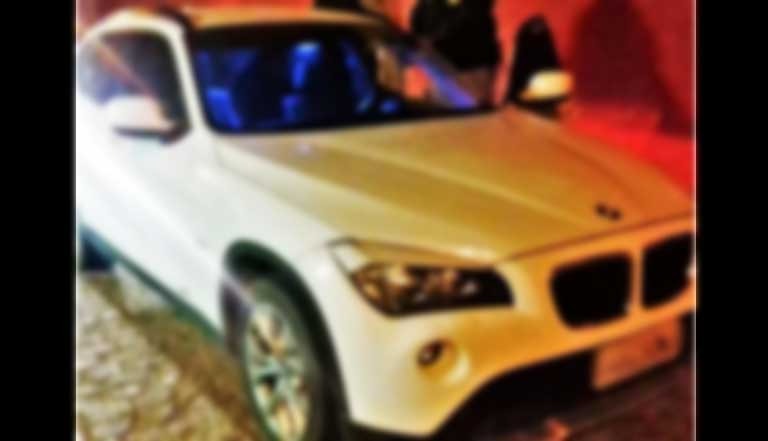 Bandidos cercam motorista, roubam BMW e trocam tiros com a polícia