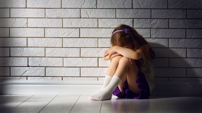 Menina de 6 anos é arrastada para banheiro e estuprada por cunhado
