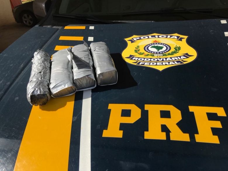 Polícia encontra cocaína com casal em veículo adaptado