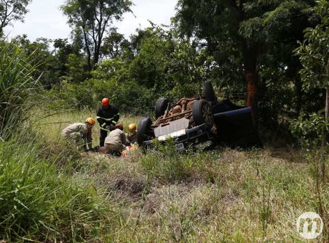 Colisão em rodovia deixa idosa presa nas ferragens e vítimas ‘somem’ de carro atingido