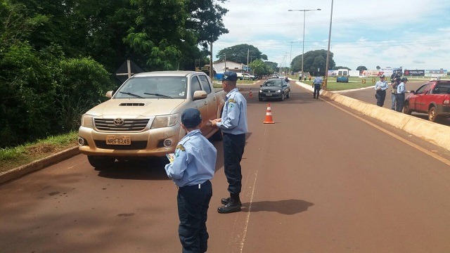 Polícia Militar Rodoviária e crianças realizam campanha educativa em Dourados