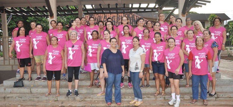 Diversas mulheres receberam as camisetas do projeto ‘Viver Melhor’ na tarde desta terça (6) em Deodápolis