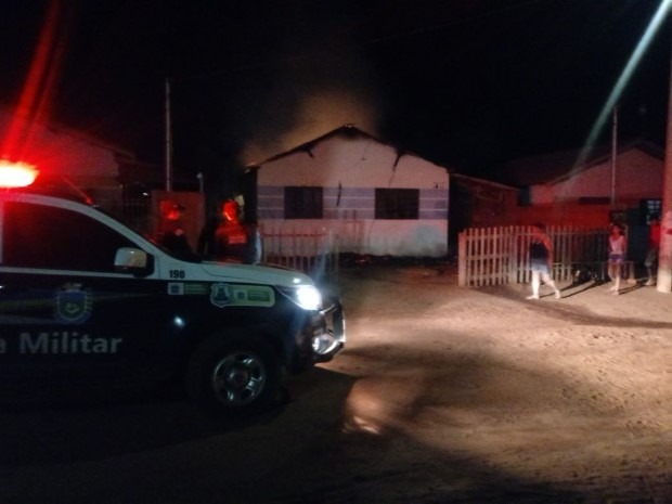 Casa ficou destruída em incêndio que durou minutos no bairro João Paulo 2 em Deodápolis 