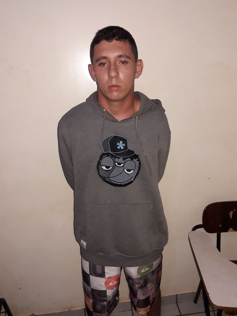 Jovem é preso com 18 papelotes de pasta base de cocaína