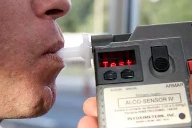 Em ocorrência de acidente, PMs prendem motociclista que estava embriagado em Deodápolis