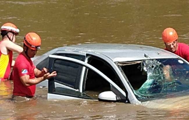 Motorista é resgatado após carro cair em rio