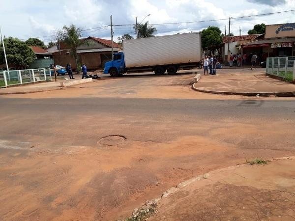 Motociclista morre ao desrespeitar placa de Pare e bater em caminhão