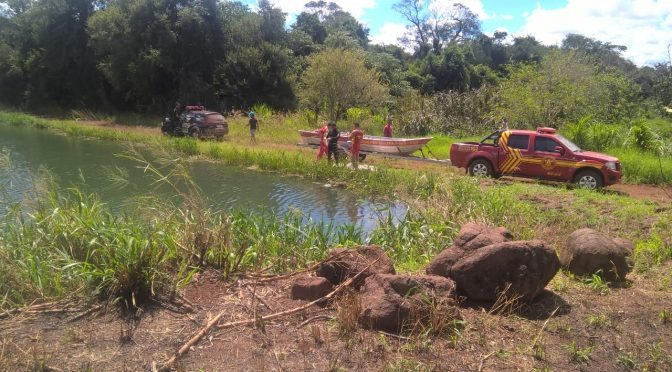 Após acidente de moto com 2 crianças, pai salva uma e passa noite procurando outra