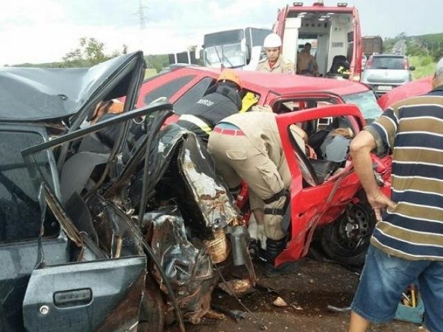 Colisão frontal entre veículos deixa três pessoas feridas na BR-158