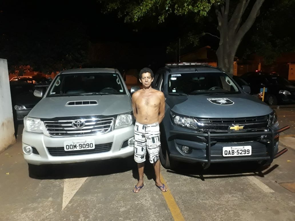 Hilux roubada de casal por trio é encontrada em quintal de casa no Centenário