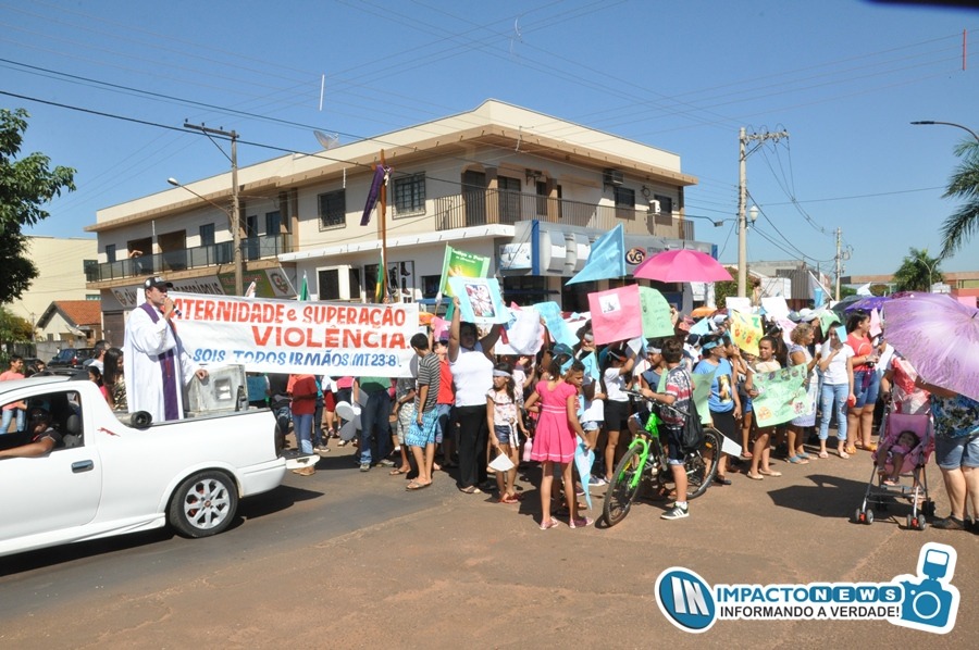 ‘Caminhada pela paz’ reuniu pastorais, servidores do pró-funcionário e crianças da catequese da Paróquia Nossa Senhora Aparecida