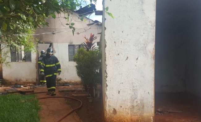 Transtornado, filho ateia fogo em casa ao saber da morte da mãe e do irmão