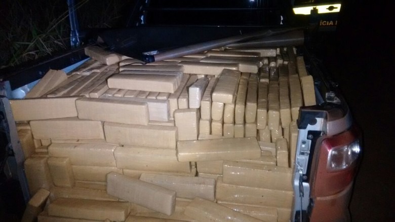 Após fuga, pick-up é apreendida com quase 1t de maconha