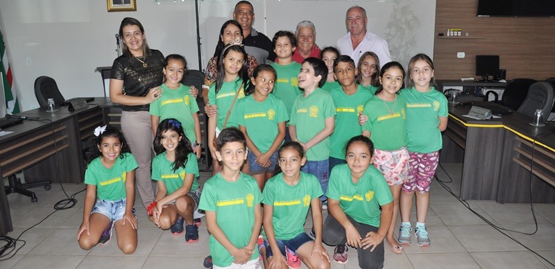 Prefeito e Presidente da Câmara recepcionaram estudantes do 4º ano B Vespertino da Escola Edwirges no plenário legislativo 