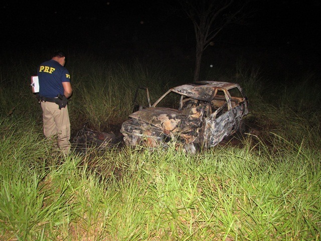 Carro e moto colidem, pegam fogo e homem morre