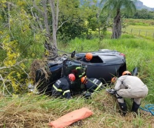 Motorista se distrai, perde controle e carro capota na MS-450