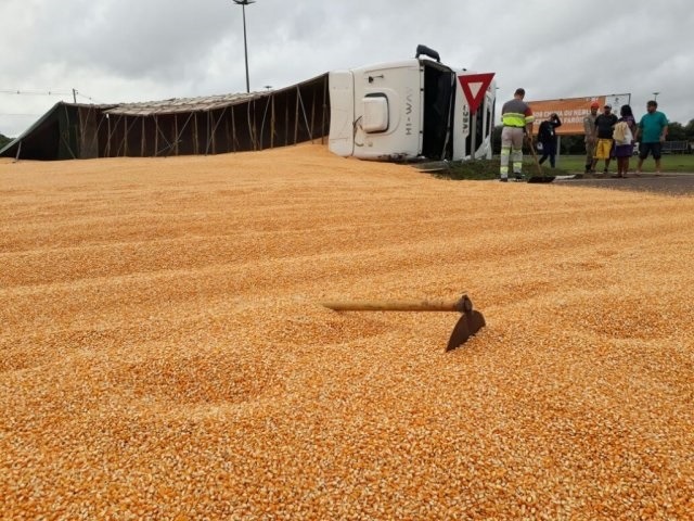 Carreta com 31t de milho tomba e carga se espalha na pista