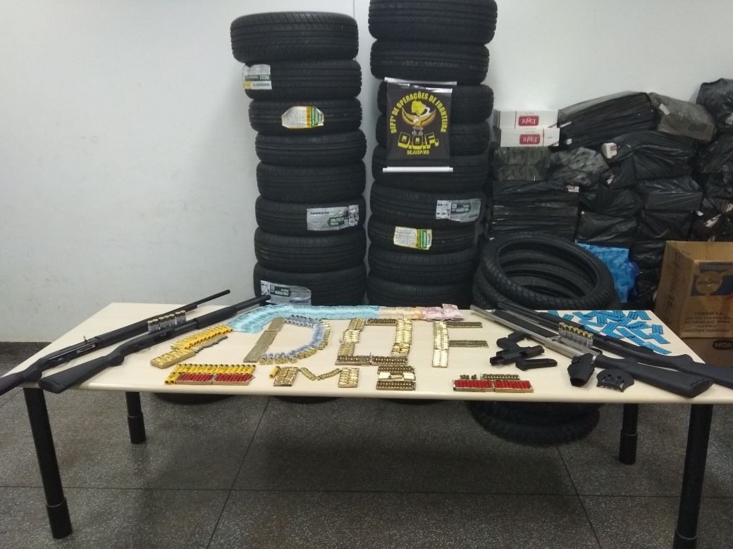 DOF faz grande apreensão de armas, munições e pneus contrabandeadas do Paraguai em Presidente Castelo, Distrito de Deodápolis