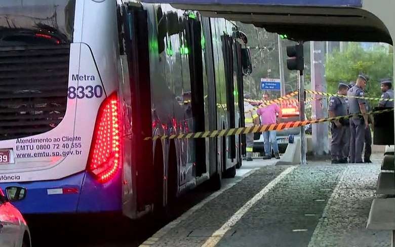 Tiroteio durante assalto dentro de ônibus deixa 3 mortos e 4 feridos