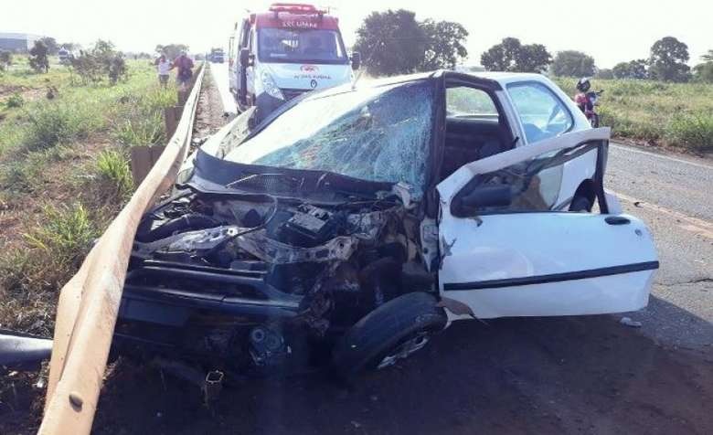 Carro bate de frente com carreta e motorista fica gravemente ferido